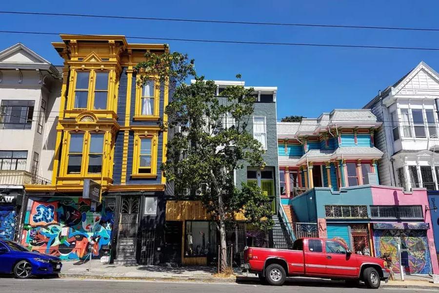 海特街五颜六色的建筑，沿街停着汽车. San Francisco, California.